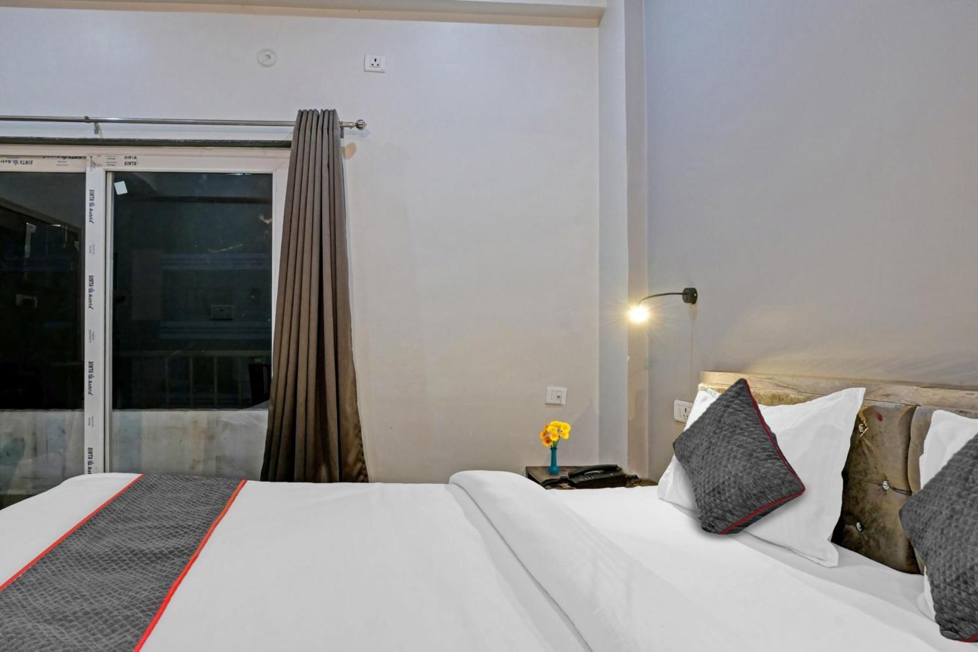 Townhouse Navneeta Grand Kakarmatha Exterior foto