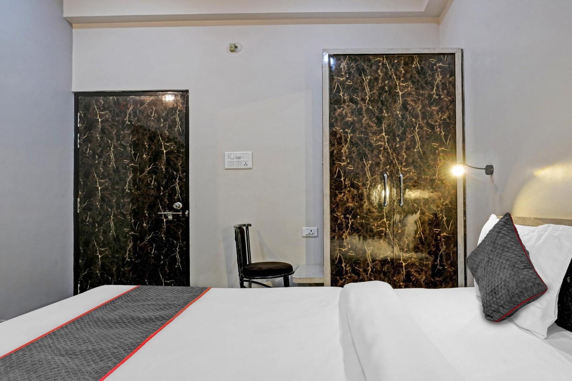 Townhouse Navneeta Grand Kakarmatha Exterior foto