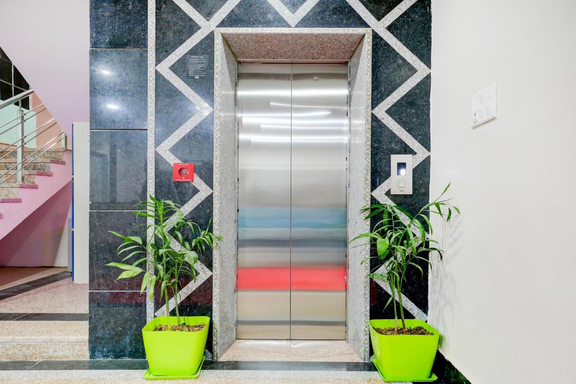 Townhouse Navneeta Grand Kakarmatha Exterior foto