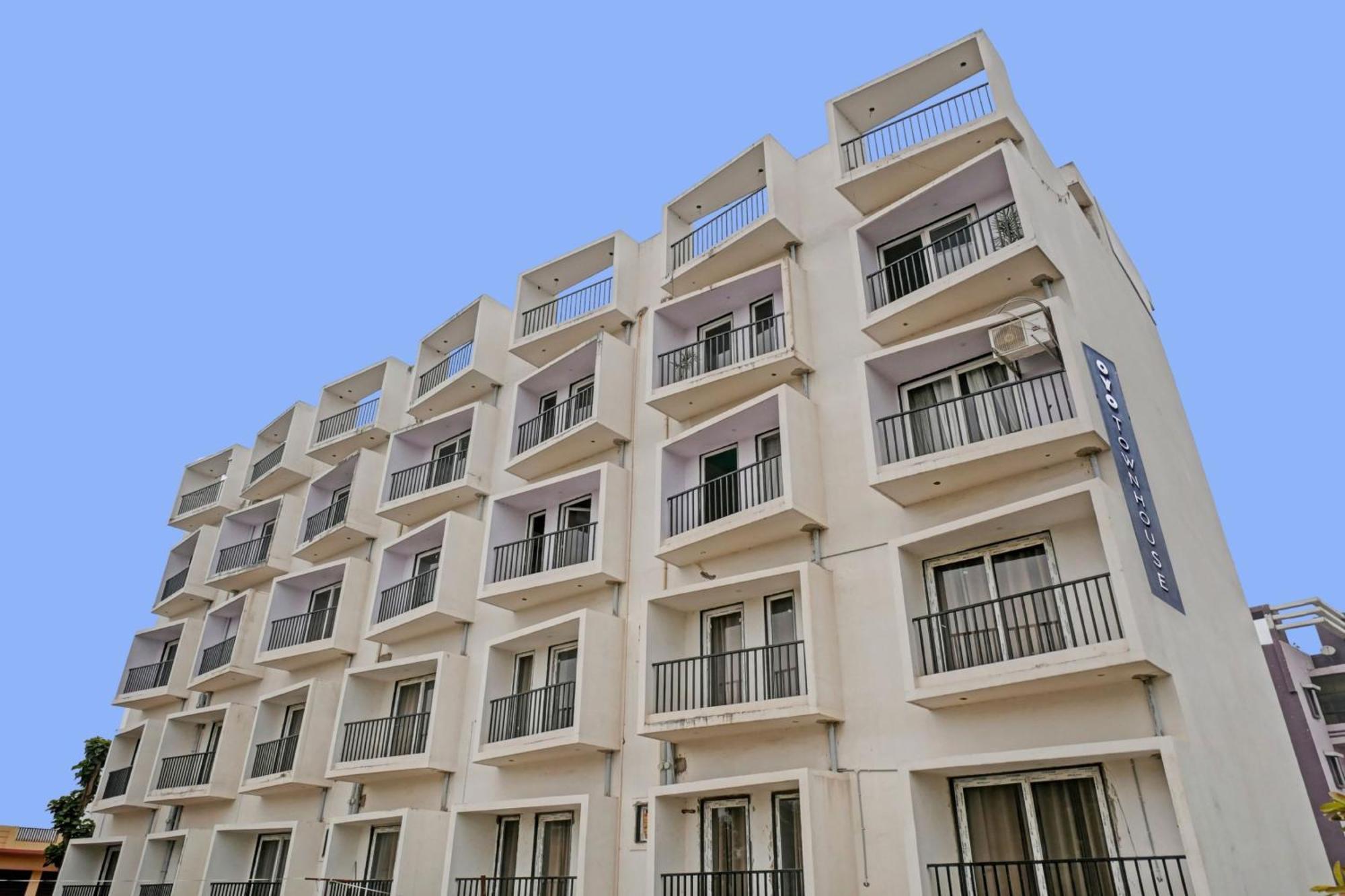 Townhouse Navneeta Grand Kakarmatha Exterior foto