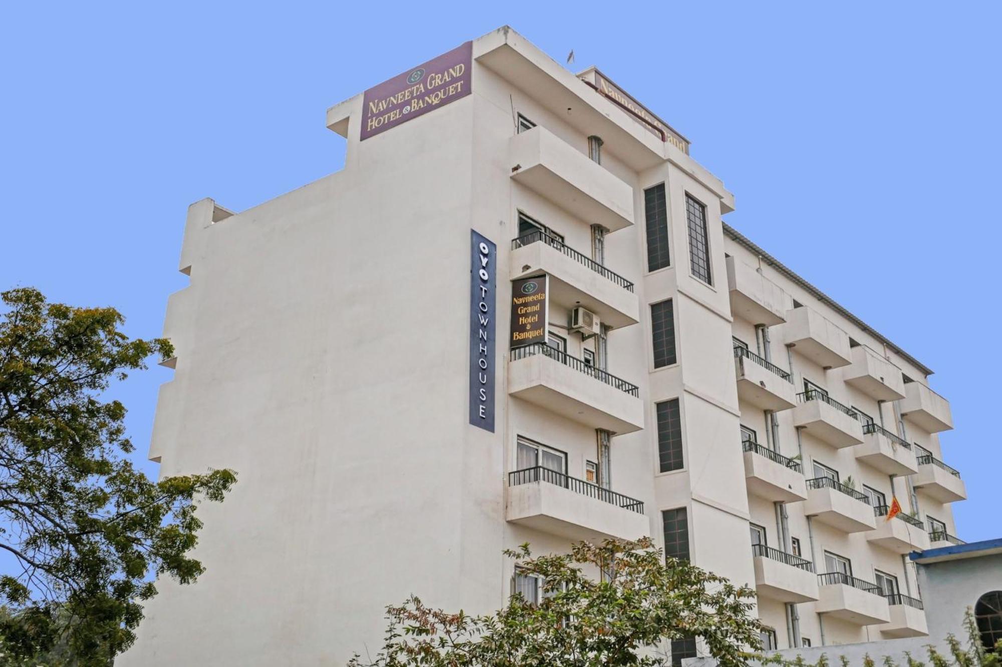 Townhouse Navneeta Grand Kakarmatha Exterior foto